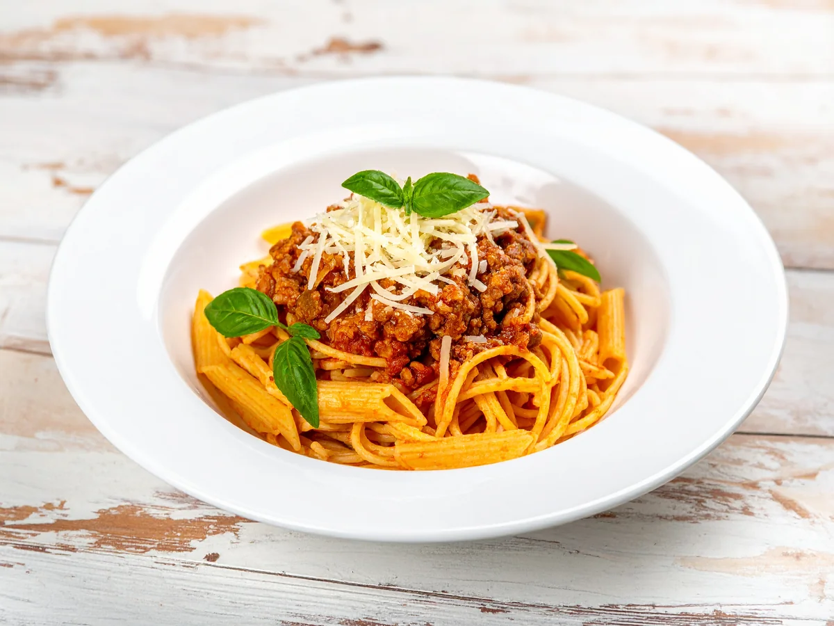 Linsen-Bolognese mit Nudeln