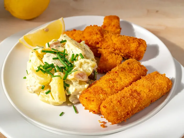Airfryer-Fischstäbchen mit Kartoffelsalat